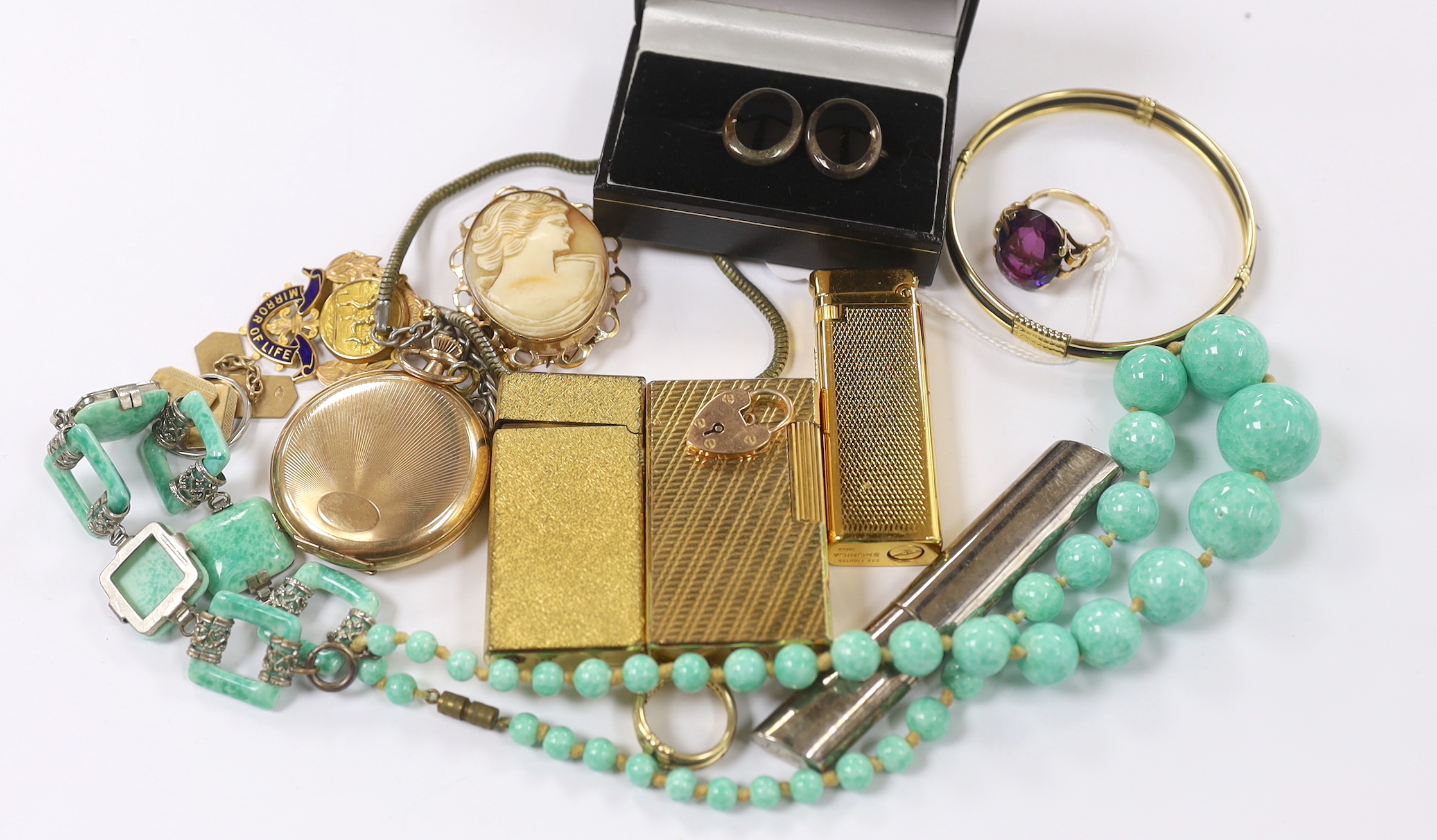 A pair of 9ct gold cufflinks, one other 9ct cufflink, a 9ct mounted cameo shell brooch, a gold plated pocket watch, with a 9ct gold medallion, a small platinum wedding band, a 9ct and synthetic colour change corundum dre